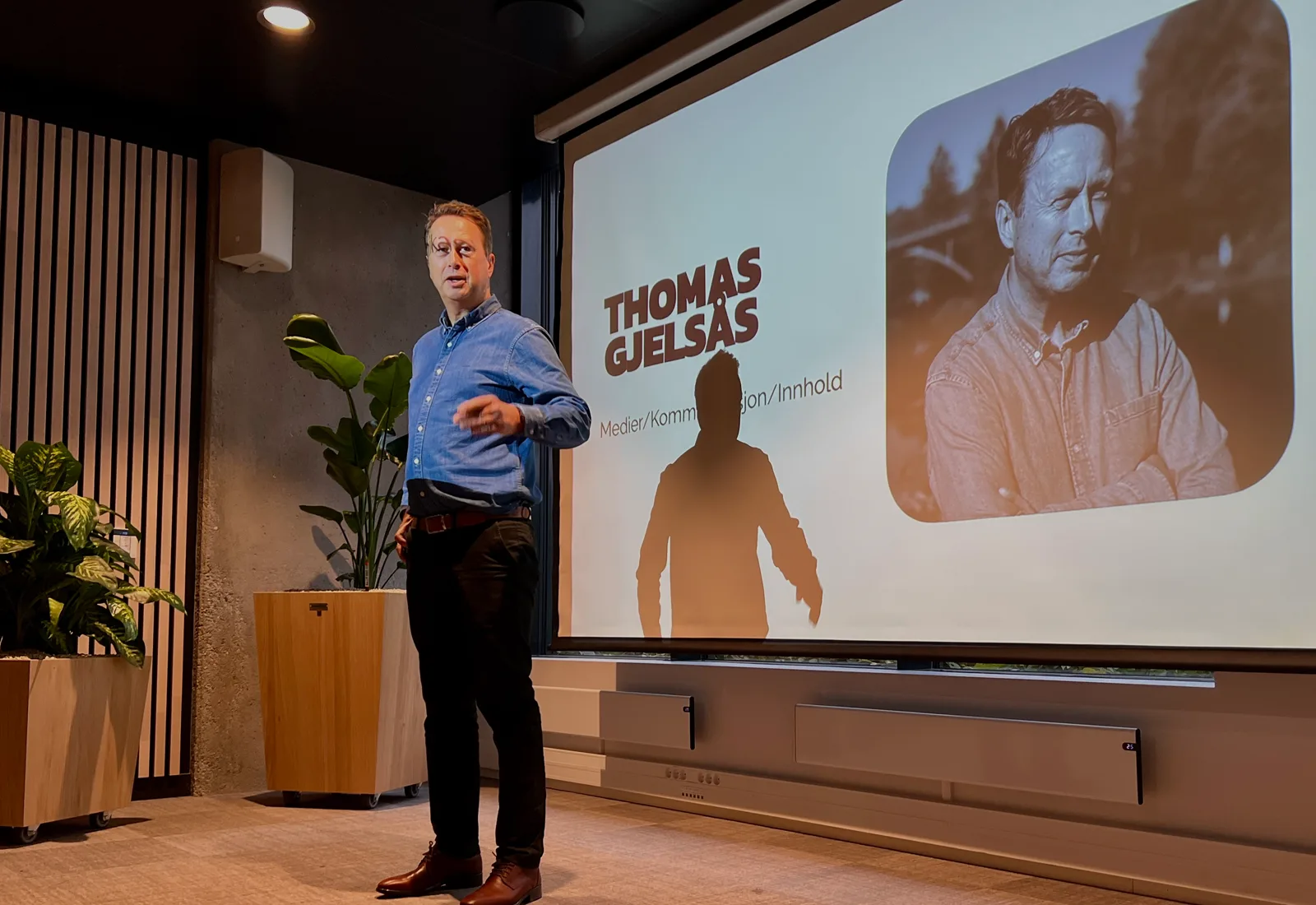 Thomas Gjelsås i podkaststudio